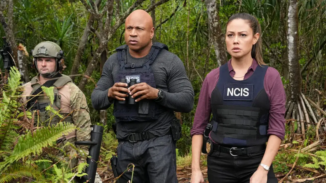 NCIS Hawaii obsada w akcji. Trzech agentów w kamizelkach kuloodpornych, jeden z lornetką, w tropikalnym lesie.