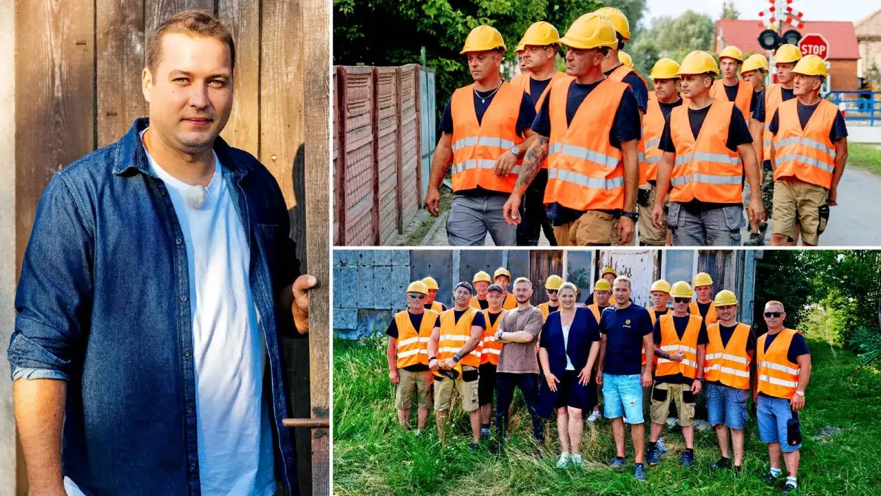 Mężczyzna w dżinsowej koszuli, jak człowiek do wszystkiego, stoi obok grupy budowlańców w kamizelkach odblaskowych i kaskach.