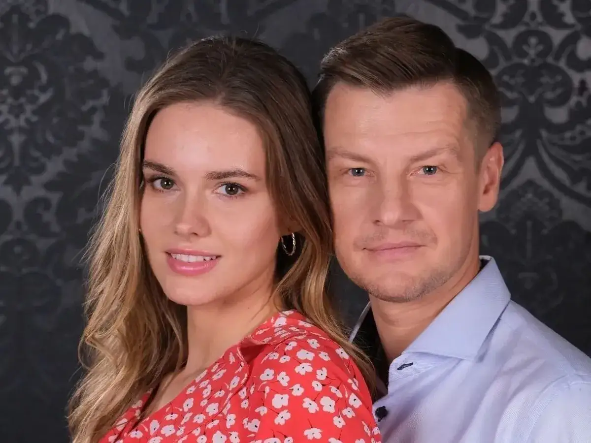 Czy Dominika Kachlik odchodzi z M jak Miłość? Para na zdjęciu wygląda na szczęśliwą, ale fani martwią się o przyszłość serialu.