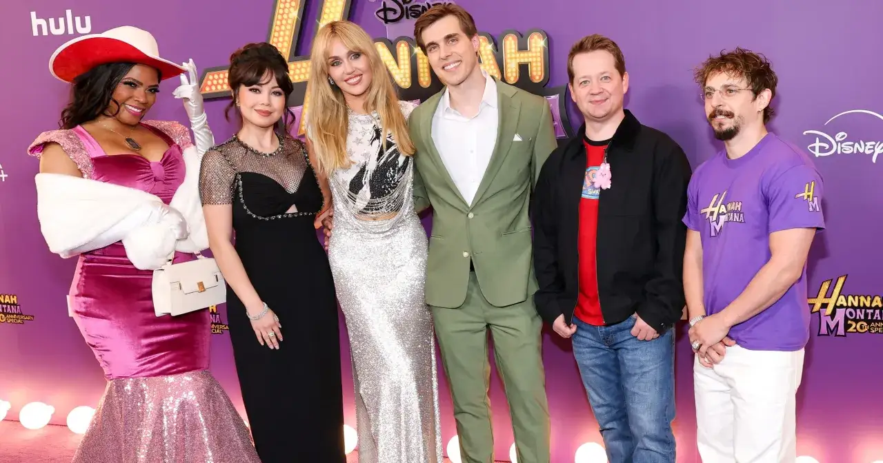 Obsada Hannah Montana na czerwonym dywanie. Gwiazdy świętują 20. rocznicę serialu w stylowych kreacjach.