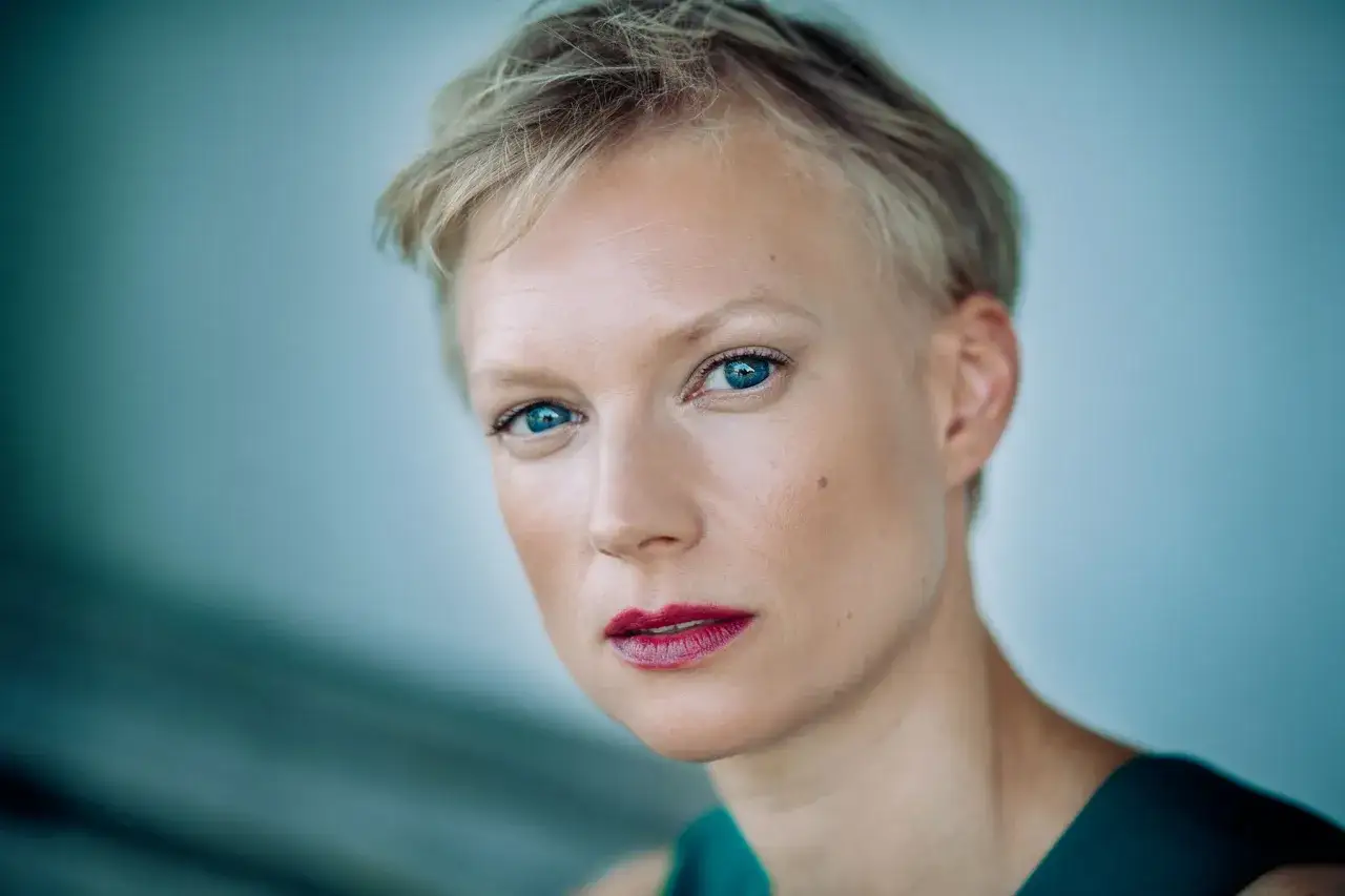 Portret Lise Risom Olsen z niebieskimi oczami i krótkimi blond włosami.