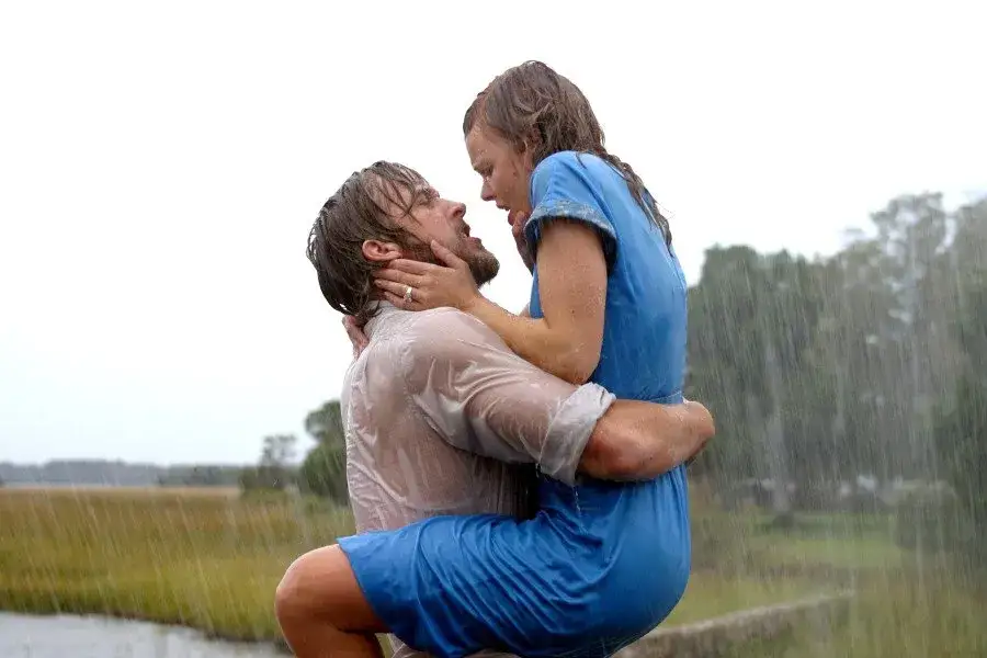 romantyczna scena filmowa, para trzymająca się za ręce w deszczu