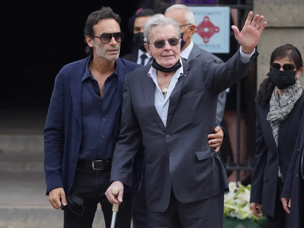 Alain Delon, wspierany przez syna, pozdrawia tłum.