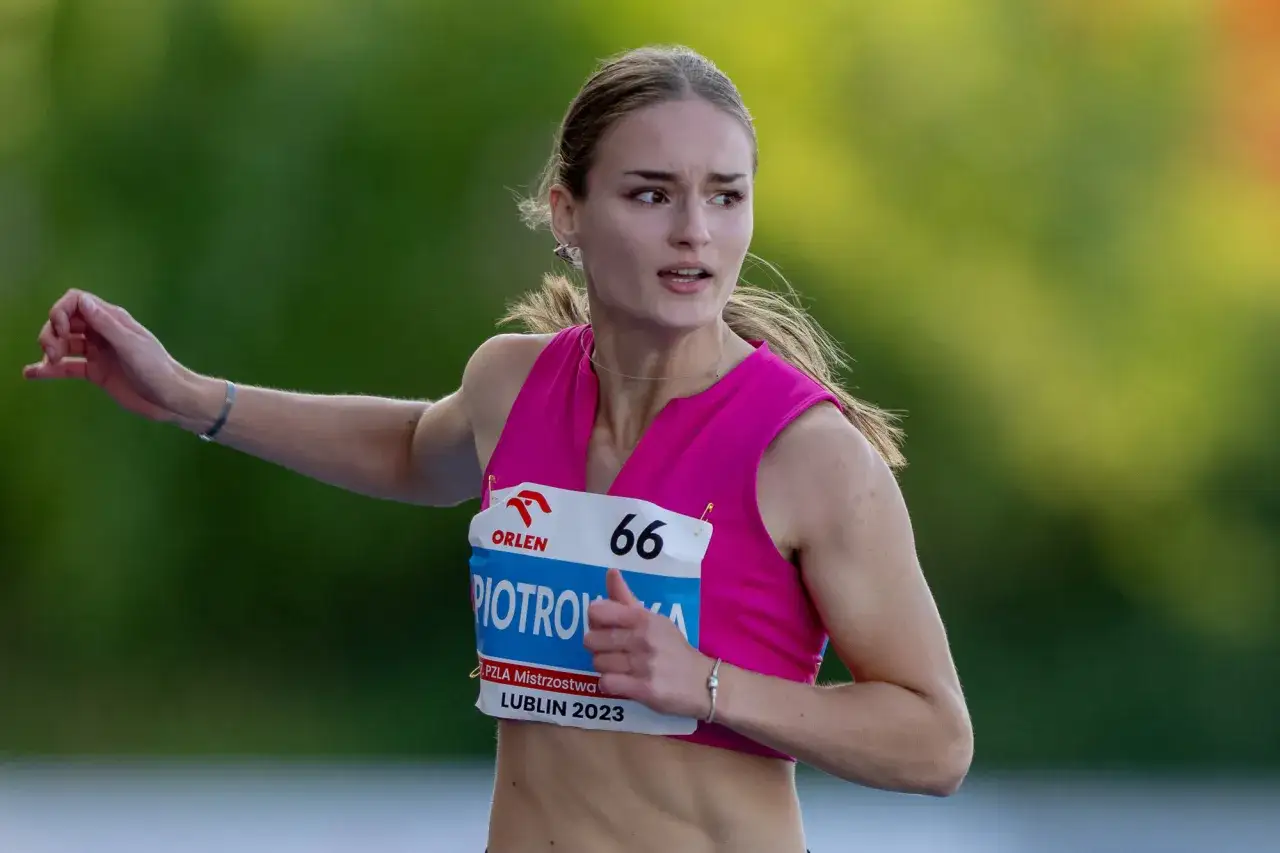 Aleksandra Piotrowska, lekkoatletka w różowym stroju, biegnie z determinacją.