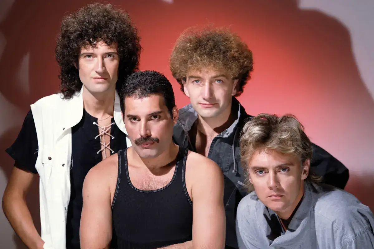 Bohemian Rhapsody obsada: Freddie Mercury, Brian May, Roger Taylor i John Deacon pozują do zdjęcia.