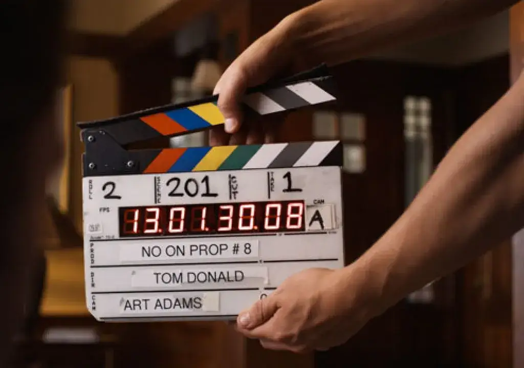 klaps filmowy na planie zdjęciowym