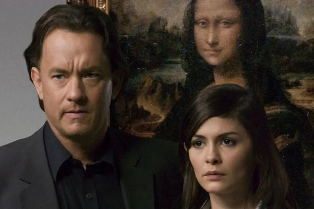 Tom Hanks i Audrey Tautou, główni bohaterowie filmu Kod da Vinci, na tle tajemniczego obrazu.