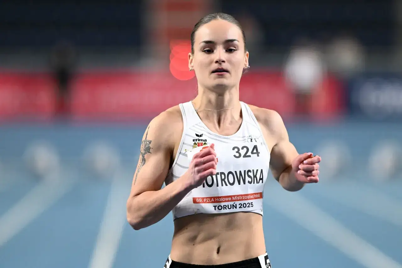 Aleksandra Piotrowska, lekkoatletka, biegnie na bieżni.