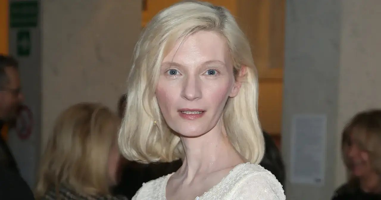 Agata Buzek, znana z delikatnej urody i charakterystycznego wzrostu, w białej, cekinowej kreacji.