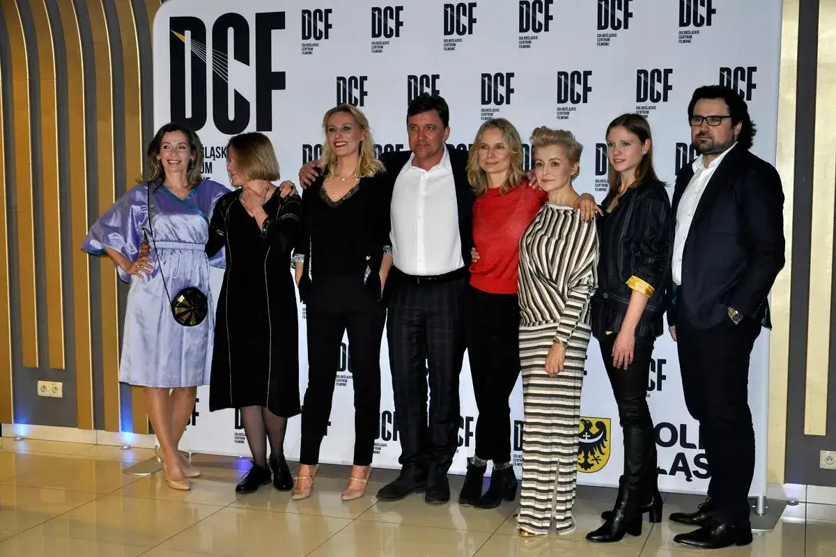 Ciemno prawie noc, ale obsada filmu lśni na ściance DCF.