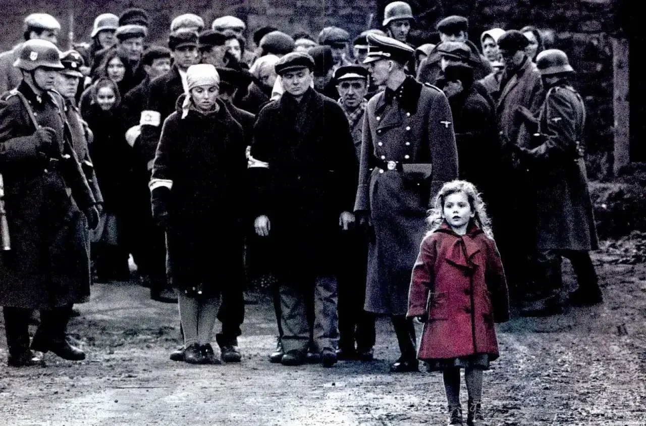 Dziewczynka w czerwonym płaszczu na tle sceny z filmu 
