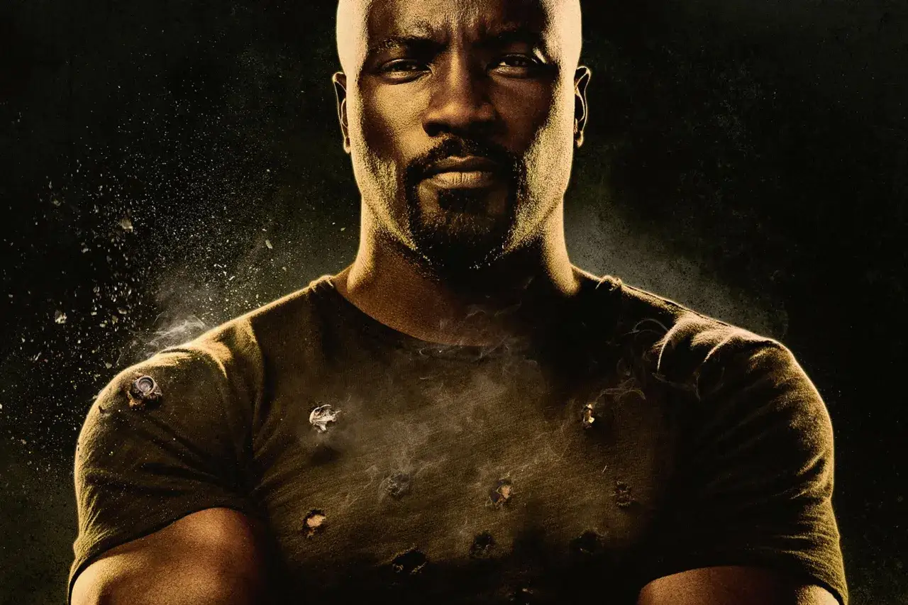 Luke Cage, z dziurami po kulach w koszulce, to główna gwiazda serialu. Jego obsada to prawdziwa siła.