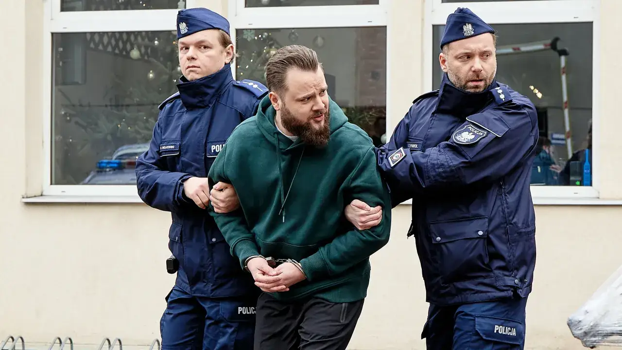 Dwóch policjantów eskortuje zatrzymanego mężczyznę w kajdankach. Czy to początek rozwiązania zagadki, ile odcinków ma ukryta prawda?