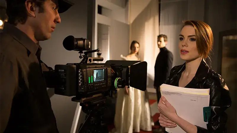 producent filmowy na planie filmowym, praca przy filmie