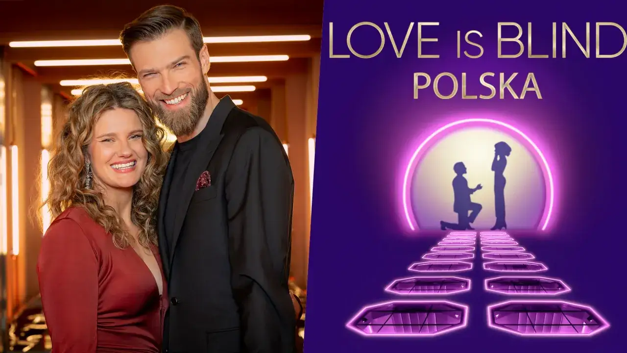 Para, która szuka miłości bez ustawki, uśmiecha się do kamery. Obok logo