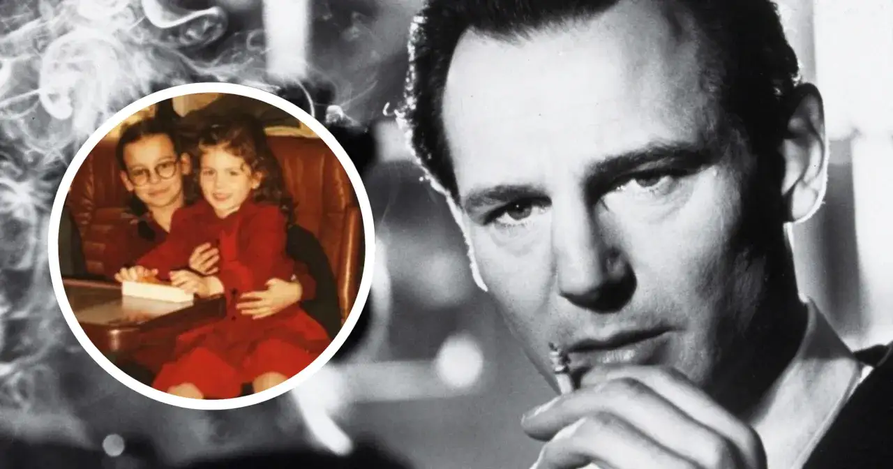 Liam Neeson jako Oskar Schindler, z dwiema dziewczynkami w czerwonych sukienkach. Lista Schindlera obsada.