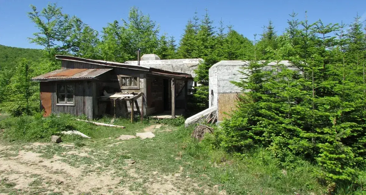 bieszczady chata w g&oacute;rach o zmierzchu klimat serialu Wataha
