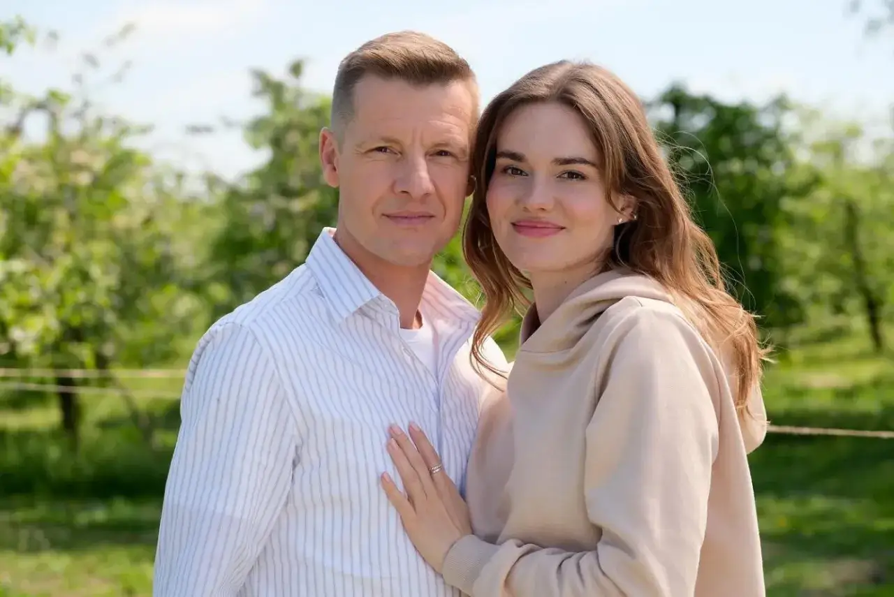 Para, czy Dominika Kachlik odchodzi z M jak Miłość? Para w sielskiej scenerii, ona z dłonią na jego piersi, sugeruje bliskość.