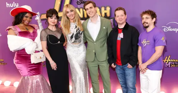 Obsada Hannah Montana na czerwonym dywanie. Gwiazdy świętują 20. rocznicę serialu w stylowych kreacjach.