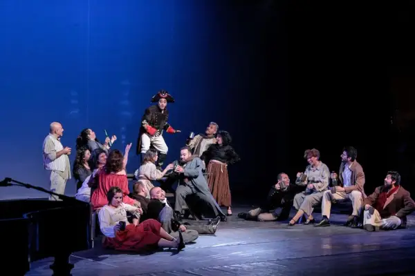 Scena teatralna z ludźmi w strojach historycznych. Czy zastanawiałeś się, ile zarabia aktor w teatrze?