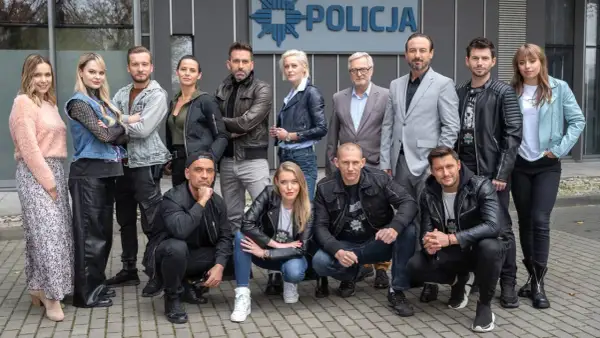 Serial "Gliniarze" - cała obsada pozuje przed budynkiem policji.