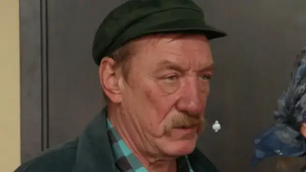 Sylwester Maciejewski w czapce i kurtce, z wąsem.