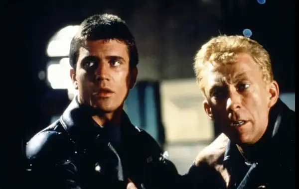 Mel Gibson i Bruce Spence w scenie z jednego z jego filmów.