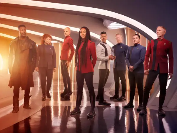 Star Trek Discovery obsada w futurystycznych strojach, gotowa na nowe misje.