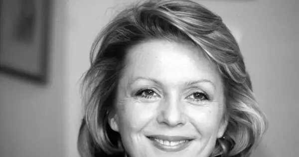 Uśmiechnięta Gabriela Kownacka z burzą jasnych włosów.