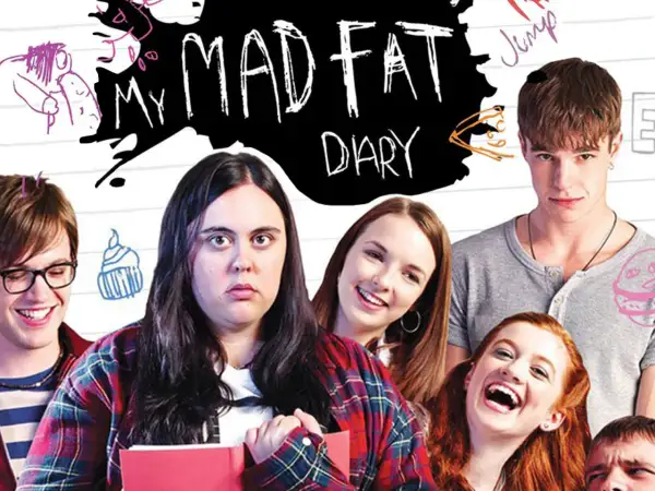 Plakat serialu "My Mad Fat Diary" z młodymi ludźmi. Główna bohaterka ma zmartwioną minę, podczas gdy jej przyjaciele się śmieją.