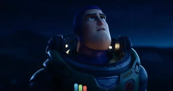 Buzz Lightyear w skafandrze kosmicznym, zamyślony, spogląda w górę. Jego astralna podróż dopiero się zaczyna.