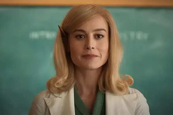 Brie Larson jako nauczycielka w serialu "Lekcje chemii" przed tablicą.