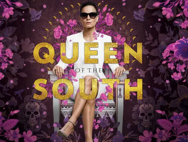 Teresa Mendoza w białej marynarce i okularach przeciwsłonecznych, siedząca na tronie. Napis "QUEEN OF THE SOUTH" i motywy kwiatowe. Obsada serialu.