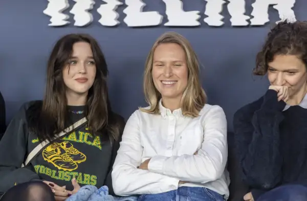 Trzy aktorki z filmu "Wielka woda" siedzą obok siebie. Jedna uśmiecha się szeroko, druga patrzy w bok, a trzecia zasłania usta dłonią.