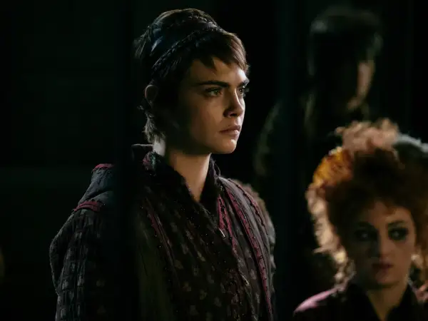 Cara Delevingne jako Vignette Stonemoss, jedna z gwiazd serialu Carnival Row, w mrocznym, fantastycznym świecie.