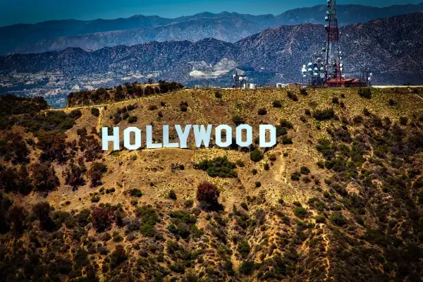 Słynny napis HOLLYWOOD na wzgórzu, który odpowiada na pytanie, gdzie leży Hollywood. W tle góry i wieża telekomunikacyjna.