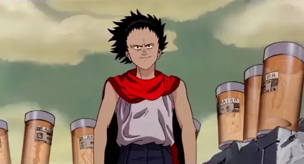 Kaneda z "Akiry" na tle tub z napisem "AKIRA".