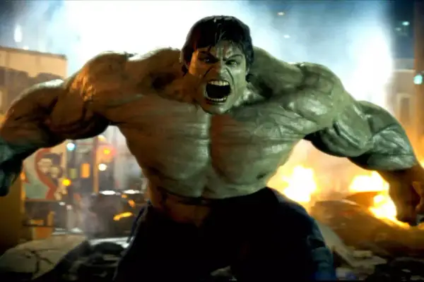 Wściekły Hulk, gwiazda filmu, w furii niszczy miasto. Niezwykła obsada filmu "Incredible Hulk" w akcji.