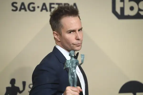 Sam Rockwell, członek obsady "Trzy billboardy za Ebbing, Missouri", trzyma statuetkę SAG Awards.
