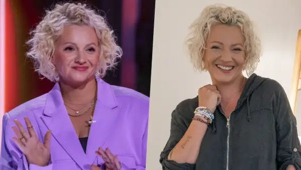Uśmiechnięta kobieta z blond lokami, w fioletowej marynarce i szarej bluzie. Dowiedz się, jak zagrać w ukrytej prawdzie, odkrywając jej historie.