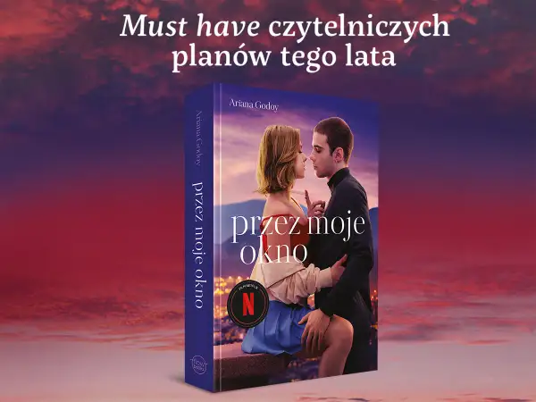 Okładka książki "Przez moje okno" z parą w romantycznym uścisku na tle zachodzącego słońca. Idealna lektura na lato.
