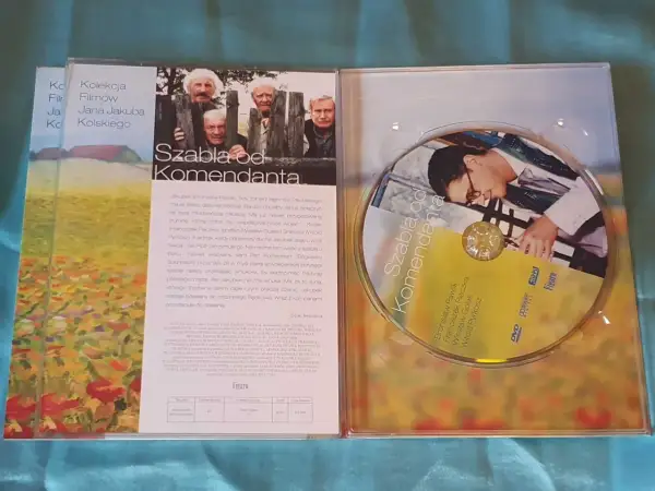 Okładka filmu "Szabla od komendanta" z Bronisławem Pawlikiem i innymi aktorami. Na płycie DVD widnieje tytuł filmu i nazwiska aktorów.