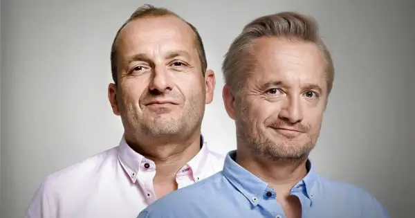 Dwóch mężczyzn, być może piękni i bezrobotni obsada, w koszulach. Jeden w różowej, drugi w błękitnej.