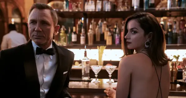 James Bond w smokingu i Paloma w eleganckiej sukni przy barze. Czy to ostatnia noc, gdy nie czas umierać?