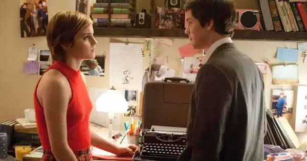 Charlie i Sam z obsady "The Perks of Being a Wallflower" stoją przy biurku z maszyną do pisania.